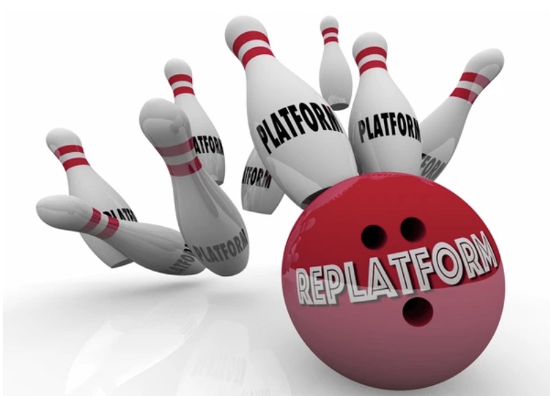 Bola de boliche con la palabra Replatform derribando pinos etiquetados Platform — migración de plataforma de eCommerce